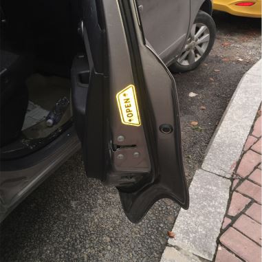 Stiker li Jirrifletti Ftuħ tal-Bieb tal-Karozza